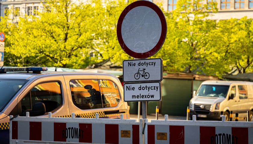 Pierwszy dzień pilotażu na Placu Solnym we Wrocławiu - zakaz wjazdu dla samochod&oacute;w i motocykli