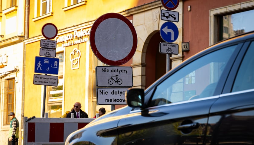 Pierwszy dzień pilotażu na Placu Solnym we Wrocławiu - zakaz wjazdu dla samochod&oacute;w i motocykli