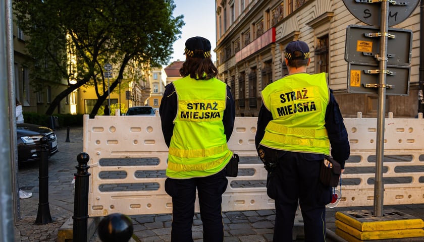 Pierwszy dzień pilotażu na Placu Solnym we Wrocławiu - zakaz wjazdu dla samochod&oacute;w i motocykli