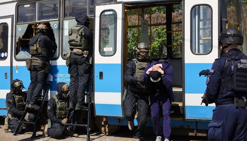 Szkolenia policji w zajezdni tramwajowej