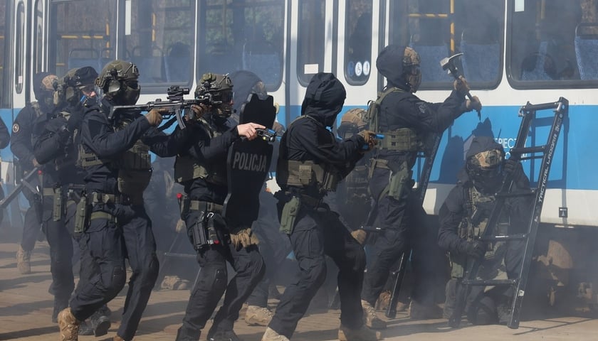 Szkolenia policji w zajezdni tramwajowej