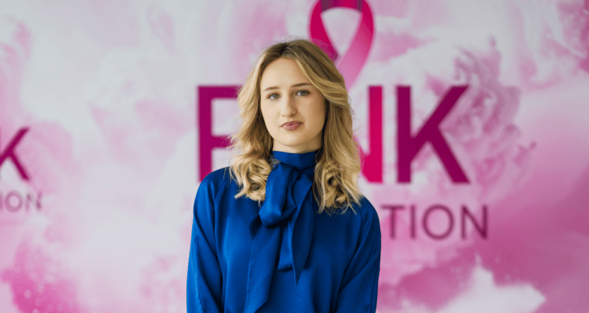 Mia Szplit, jedna z 30 Kreatywnych Wrocławia 2026 na tle różowego plakatu z napisem PINK GENERATION