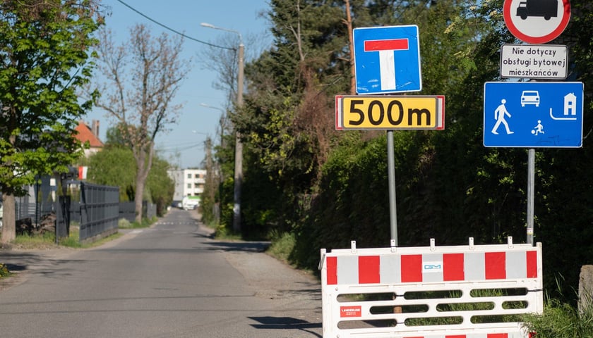 Nowe znaki na Brochowie (tu ulica Boiskowa)