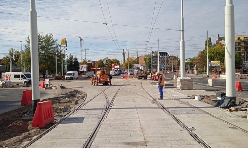 Tramwaje wróciły na ul. Dmowskiego. Zmiany dla pasażerów i kierowców