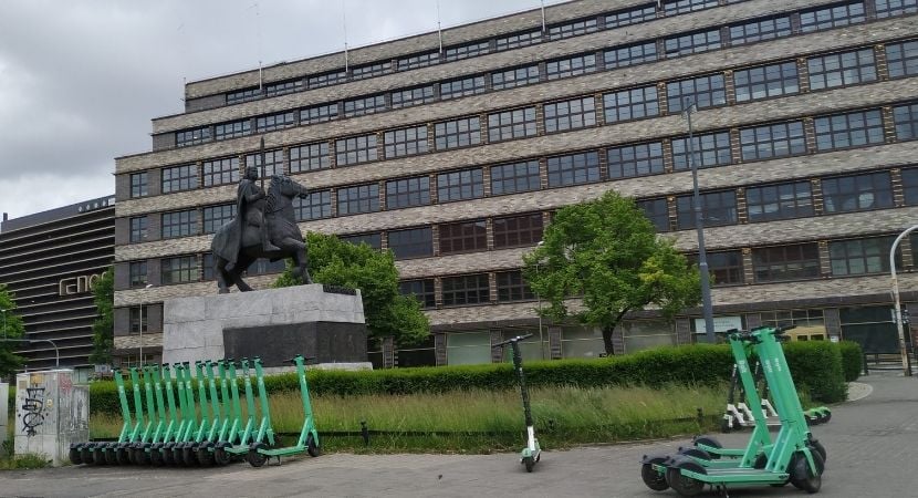 Nie wszystkie hulajnogi mogą jeździć po ulicach. Za złamanie przepisów nawet 500 zł mandatu