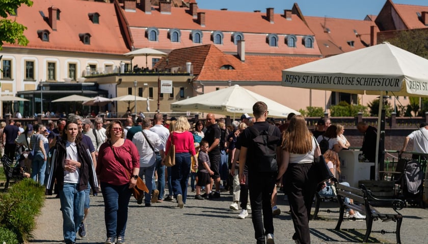 Wrocławianie i turyści podczas majówkowego spaceru