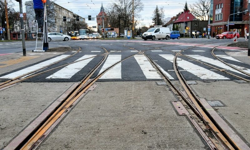 Tramwaje wracają na Hallera. Koniec remontu przed czasem
