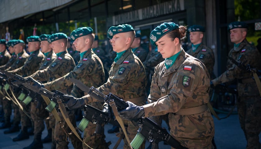Żołnierze biorący udział w uroczystościach
