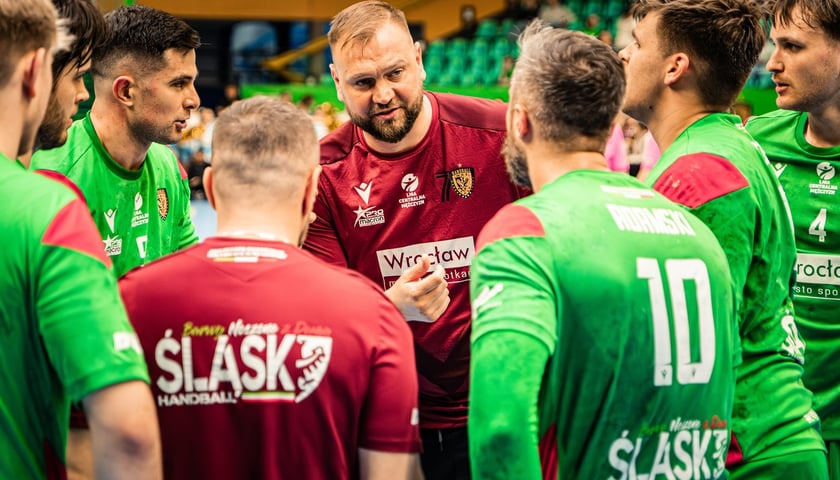 Trener Śląska Bartłomiej Koprowski, przodem w czerwonej koszulce, wśród piłkarzy ręcznych swojej drużyny