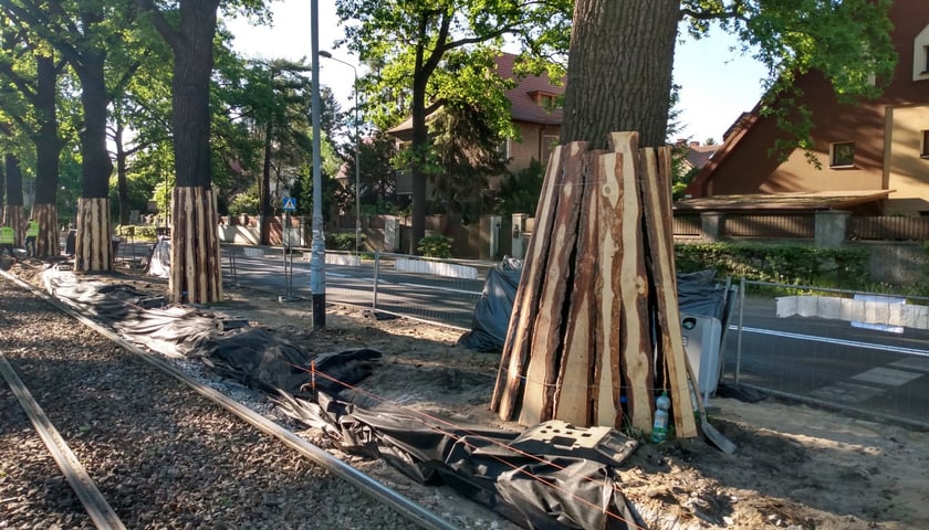 Remont południowego przystanku tramwajowego przy skrzyżowaniu ulic Olszewskiego i Chełmońskiego.