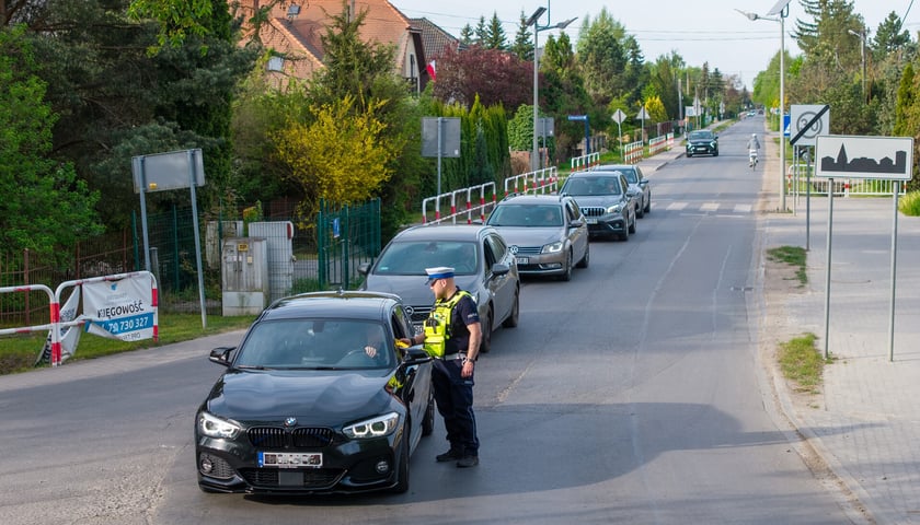 Policjanci i strażnicy miejscy na rogatkach miasta pilnowali przestrzegania nowych zasad poruszania się po Brochowie i Bieńkowicach (zdjęcie z poniedziałkowego poranka 4 maja)