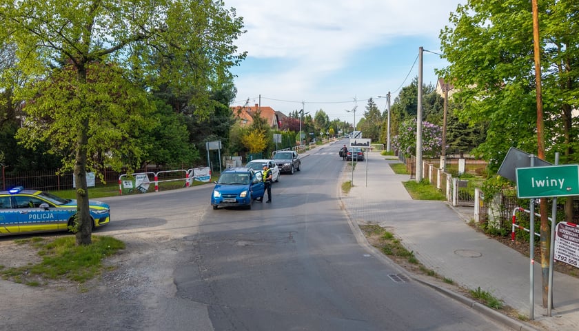 Policjanci i strażnicy miejscy na rogatkach miasta pilnowali przestrzegania nowych zasad poruszania się po Brochowie i Bieńkowicach (zdjęcie z poniedziałkowego poranka 4 maja)