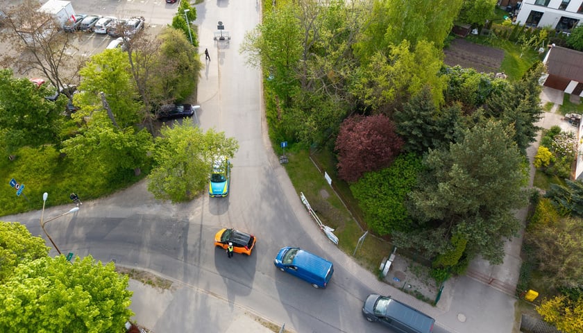 Policjanci i strażnicy miejscy na rogatkach miasta pilnowali przestrzegania nowych zasad poruszania się po Brochowie i Bieńkowicach (zdjęcie z poniedziałkowego poranka 4 maja)