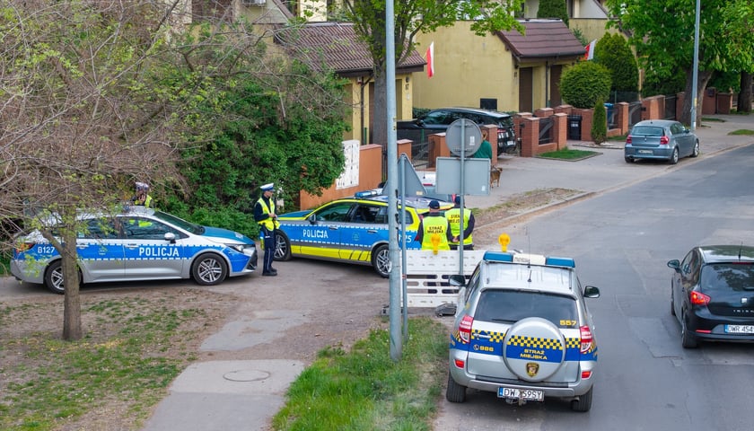 Policjanci i strażnicy miejscy na rogatkach miasta pilnowali przestrzegania nowych zasad poruszania się po Brochowie i Bieńkowicach (zdjęcie z poniedziałkowego poranka 4 maja)