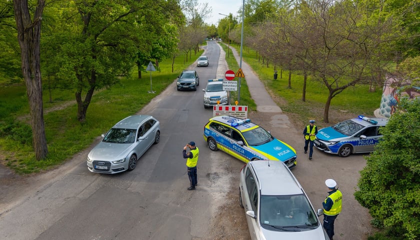 Policjanci i strażnicy miejscy na rogatkach miasta pilnowali przestrzegania nowych zasad poruszania się po Brochowie i Bieńkowicach (zdjęcie z poniedziałkowego poranka 4 maja)