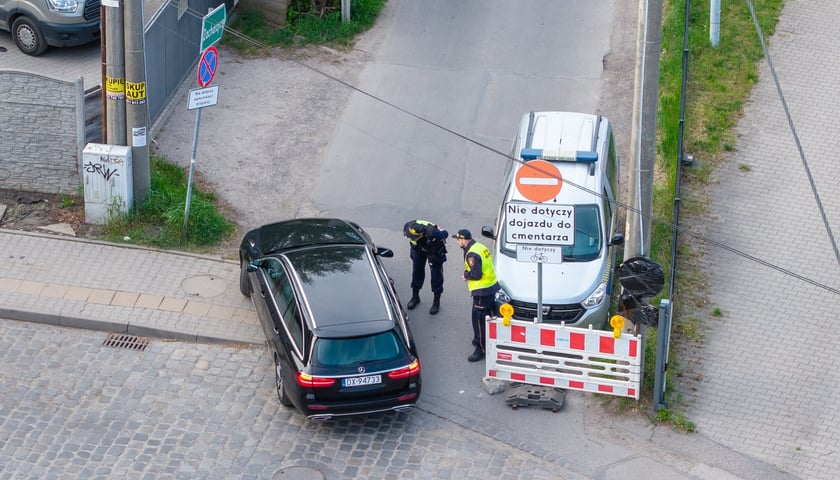 Policjanci i strażnicy miejscy na rogatkach miasta pilnowali przestrzegania nowych zasad poruszania się po Brochowie i Bieńkowicach (zdjęcie z poniedziałkowego poranka 4 maja)