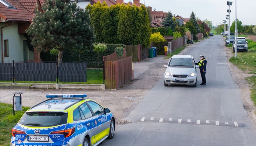 Policjanci i strażnicy miejscy na rogatkach miasta pilnowali przestrzegania nowych zasad poruszania się po Brochowie i Bieńkowicach (zdjęcie z poniedziałkowego poranka 4 maja)
