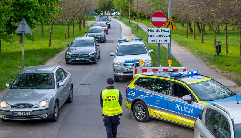 Policjanci i strażnicy miejscy na rogatkach miasta pilnowali przestrzegania nowych zasad poruszania się po Brochowie i Bieńkowicach 