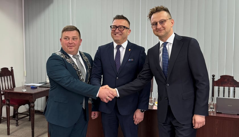 Przedstawiciele władz gminy Oleśnica: Grzegorz Szymański, przewodniczący Rady Gminy, Marcin Kasina, wójt gminy, oraz prezes Stowarzyszenia Aglomeracja Wrocławska Tomasz Wiśliński. Na zdjęciu trzech mężczyzn w garniturach