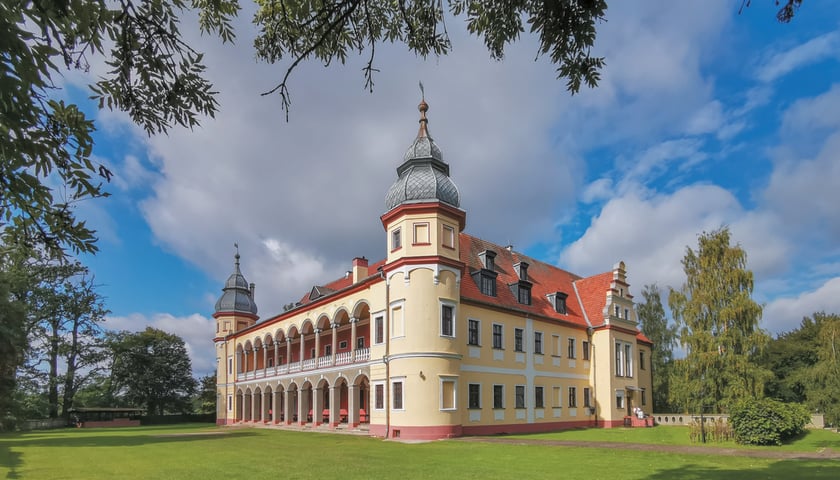 Pałac w Krobielowicach. Na zdjęciu piękny zabytkowy obiekt wśród zieleni