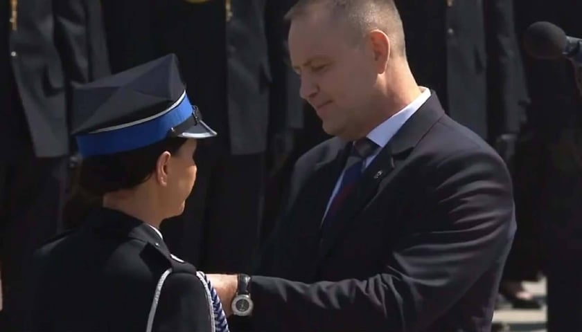 <p>Prezydent Polski wręcza Krzyż św. Floriana Joannie Bisieckiej-Szymczak</p>