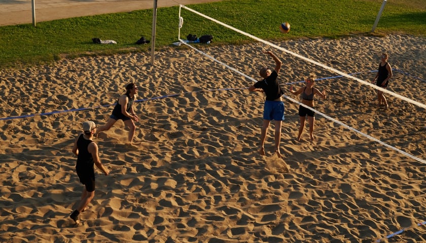 Mecz siatkówki w czasie zachodu słońca na piaszczystej plaży Copacabana na bulwarze Politechniki Wrocławskiej