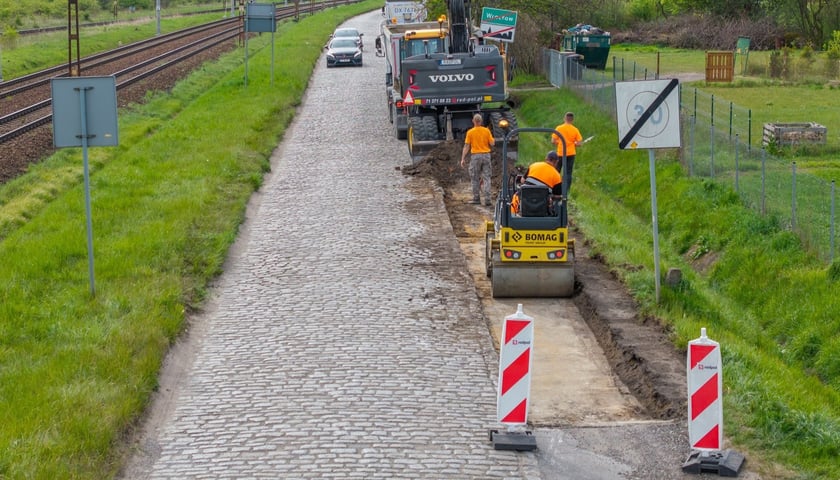 Prace przy poszerzaniu ulicy Mościckiego (zdjęcie z 4 maja)
