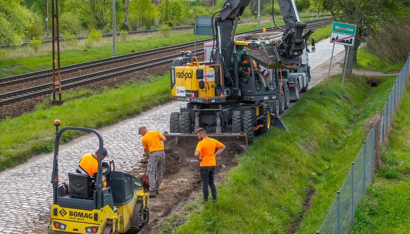 Prace przy poszerzaniu ulicy Mościckiego (zdjęcie z 4 maja)