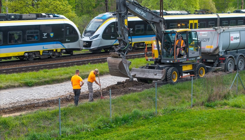 Prace przy poszerzaniu ulicy Mościckiego (zdjęcie z 4 maja)