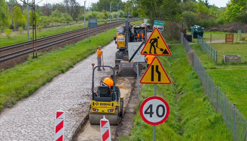 Prace przy poszerzaniu ulicy Mościckiego (zdjęcie z 4 maja)
