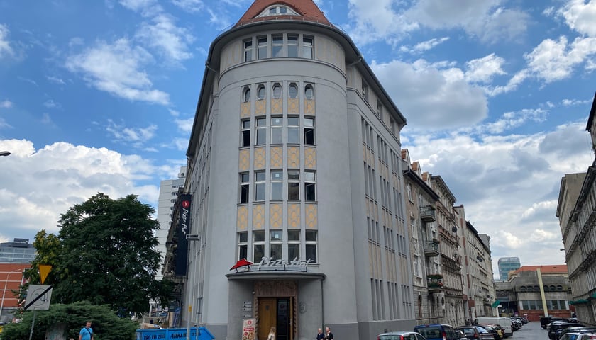 Zdjęcie przedstawia budynek przy ul. Curie-Skłodowskiej, gdzie dotychczas działała na parterze lokalu restauracja Pizza Hut.