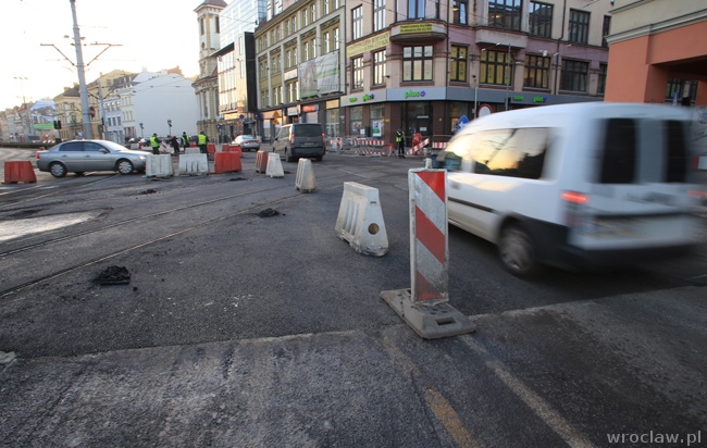 Pękła rura na ul. Kazimierza Wielkiego