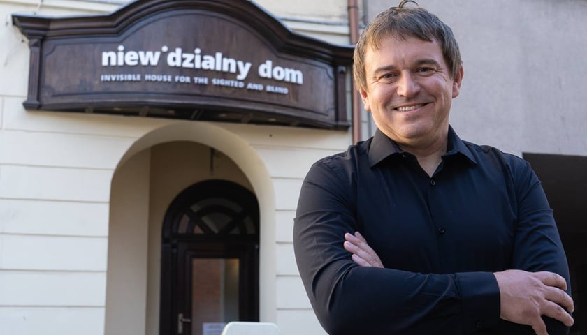 <p>Artur Kasprowicz, tw&oacute;rca Niewidzialnego Domu we Wrocławiu</p>