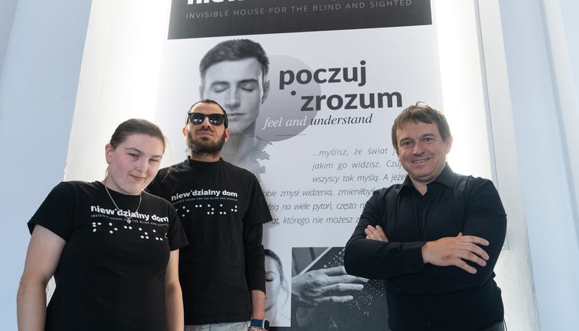 Artur Kasprowicz, twórca Niewidzialnego Domu we Wrocławiu oraz dwoje jego pracowników