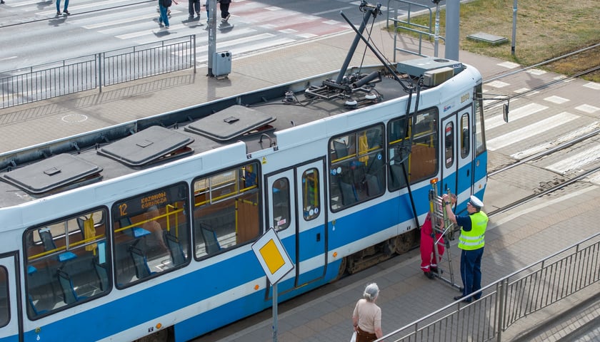 Widok z drona na tramwaj ze złamanym pantografem na przystanku przy PL. Jana Pawła II - 6 maja 2026 r.