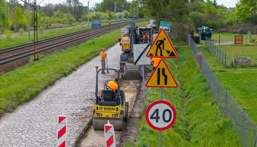 Prace przy poszerzaniu ulicy Mościckiego (zdjęcie z 4 maja)