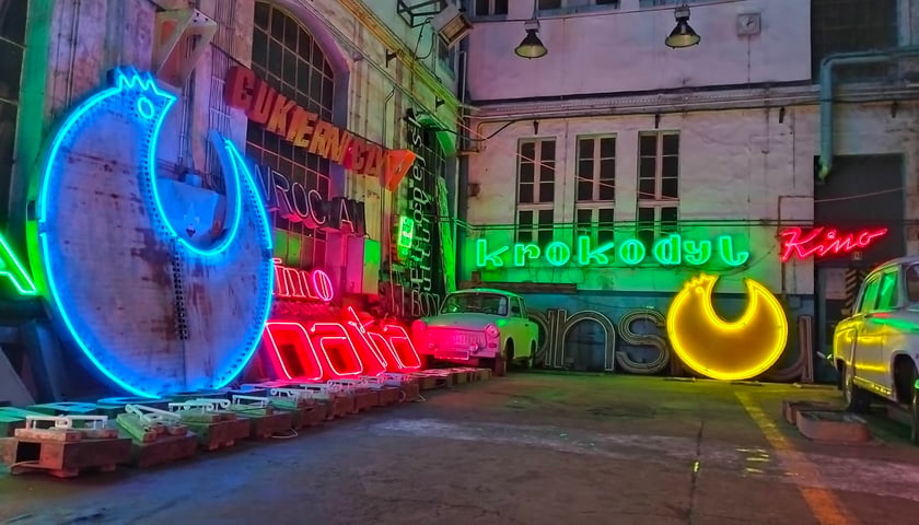 Magazyn neonów w Zajezdni Popowice przy ulicy Legnickiej