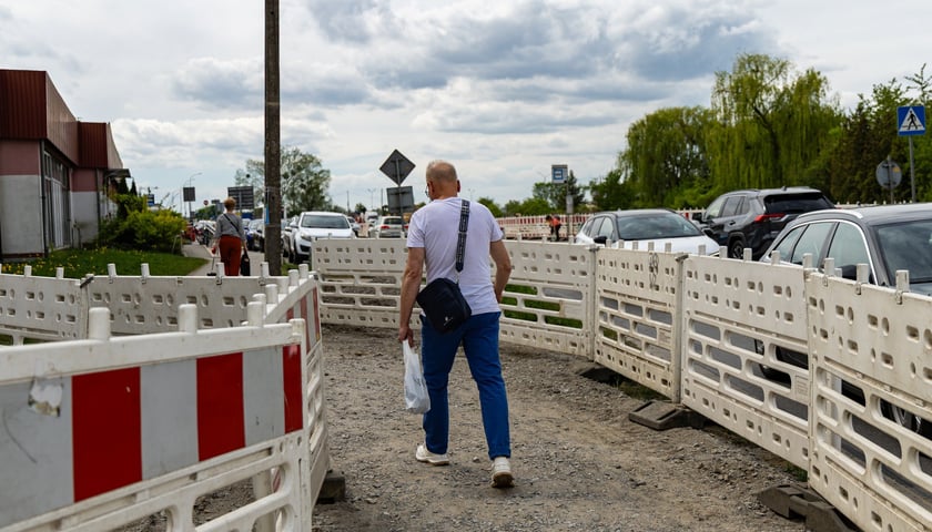 Oporów. Trwa przebudowa skrzyżowania Wiejskiej z Mokronoską i Awicenny. Zdjęcie przedstawia zaawansowanie prac na dzień 6 maja 2026
