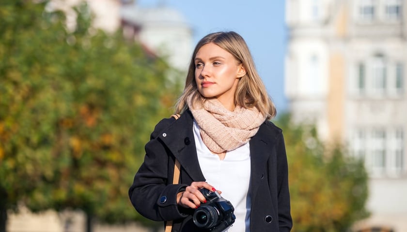 Kobieta z aparatem w ręku, zdjęcie ilustracyjne