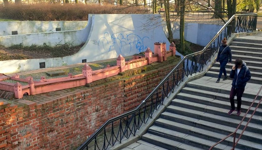Remont schodów w przejściu Oławskim