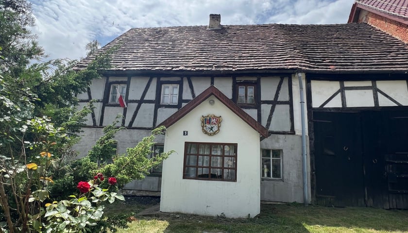 Radzimowice.&nbsp;Herb dawnego miasta g&oacute;rniczego na jednym z dom&oacute;w
