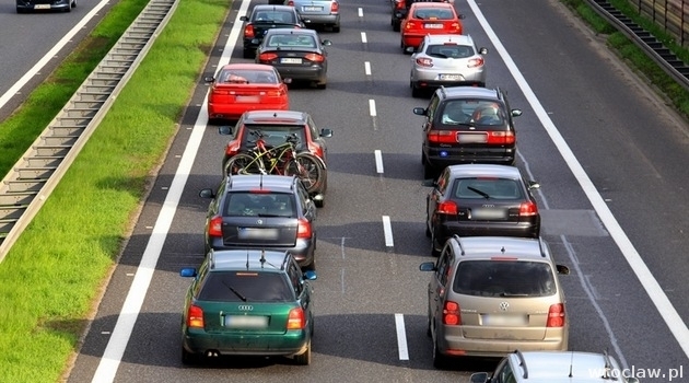 Na zdjęciu korek samochodowy na dwupasmowej jezdni