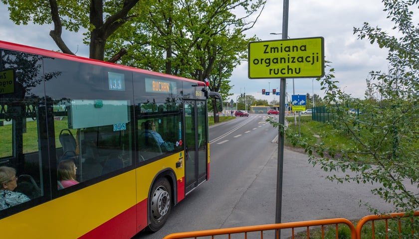 Skrzyżowanie Konduktorskiej z Buforową po zmianie organizacji ruchu (zdjęcie z sobotniego popołudnia 9 maja 2026)