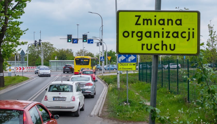 Skrzyżowanie Konduktorskiej z Buforową po zmianie organizacji ruchu (zdjęcie z sobotniego popołudnia 9 maja 2026)