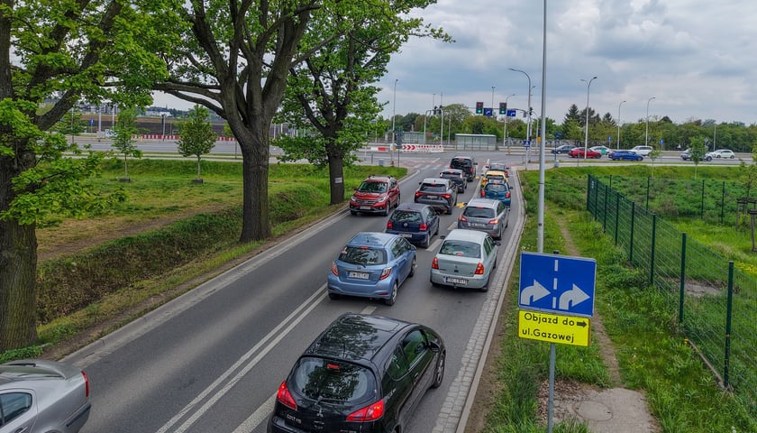 Skrzyżowanie Konduktorskiej z Buforową po zmianie organizacji ruchu (zdjęcie z sobotniego popołudnia 9 maja 2026)