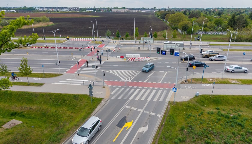 Skrzyżowanie Konduktorskiej z Buforową po zmianie organizacji ruchu (zdjęcie z sobotniego popołudnia 9 maja 2026)
