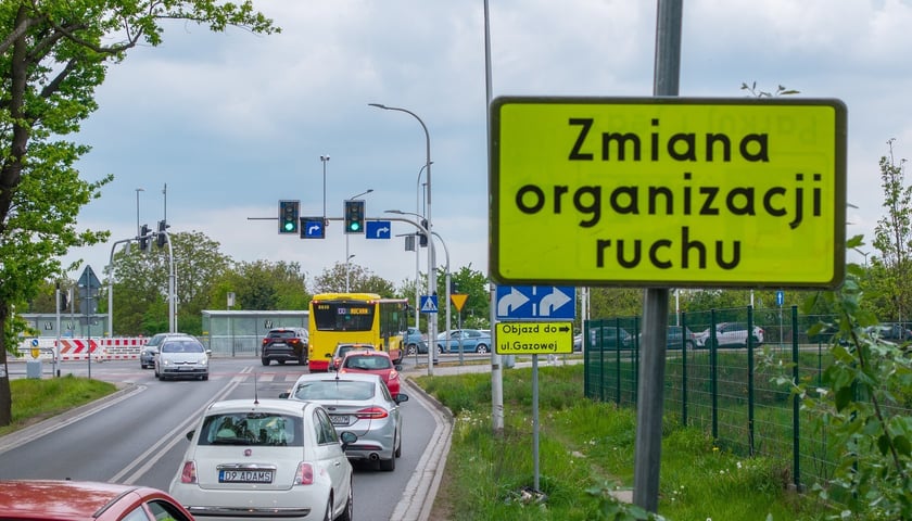 Skrzyżowanie Konduktorskiej z Buforową po zmianie organizacji ruchu. 9 maja to pierwszy dzień z nieprzejezdną ulicą Gazową. Rozpoczął się remont wiaduktów nad torami kolejowymi 