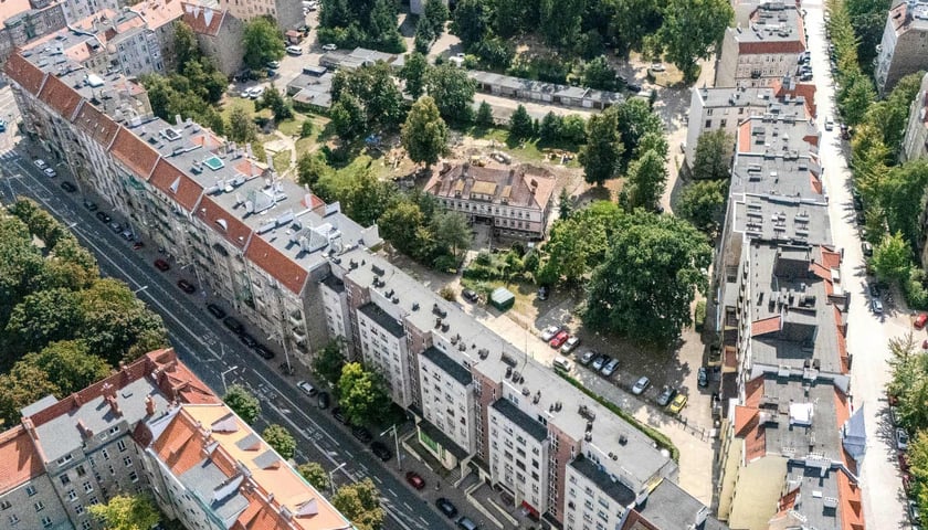 Wrocławskie Mieszkania otworzyły oferty w ponowionym przetargu na remont podwórza Sienkiewicza-Reja-Nowowiejska-Piastowska-Krzywa.
