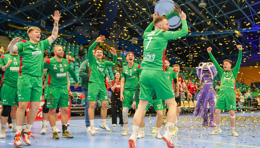 Piłkarze ręczni Śląska Wrocław cieszą się na boisku w hali Orbita z awansu do Orlen Superligi - 9 maja 2026 r. 