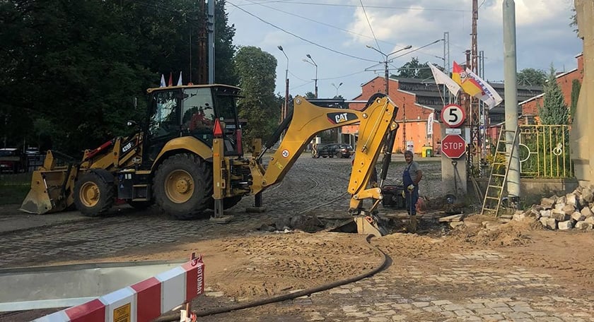 Awaria rurociągu przy zajezdni Dąbie